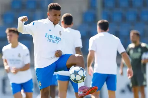 روتين ومفاجأة واستياء.. سبب تأخر انطلاق تدريبات ريال مدريد استعدادا لمواجهة مارسيليا